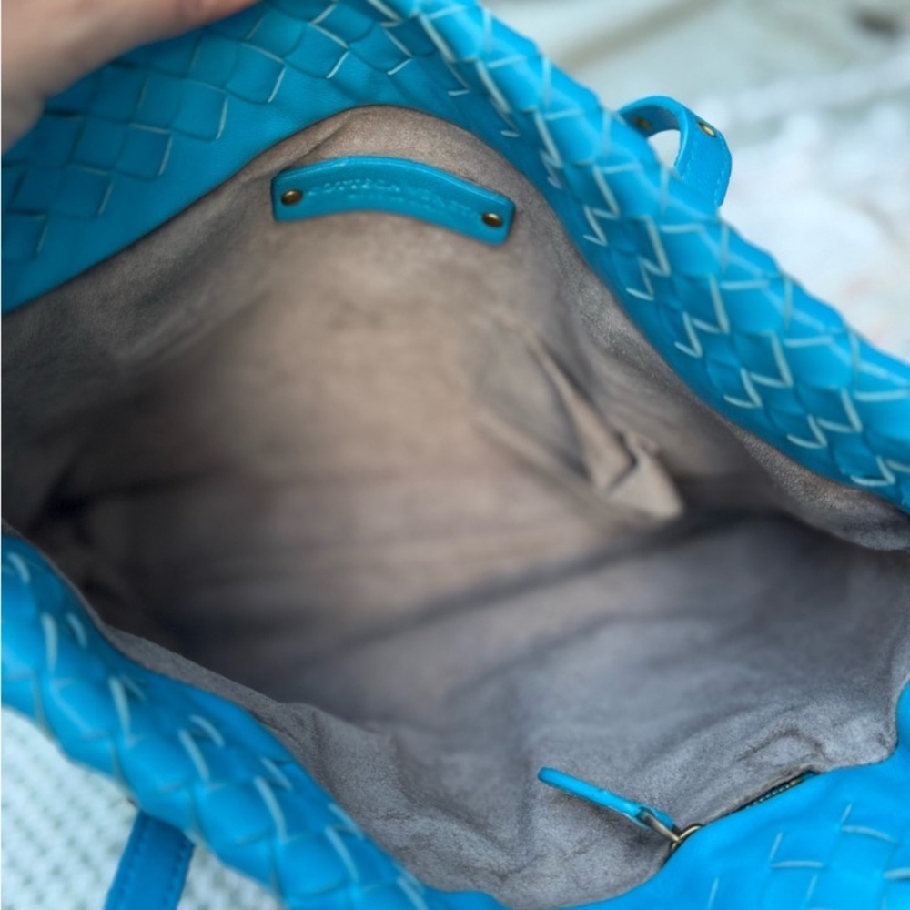 Authentic Bottega Veneta intrecciato Leather blue tote. Luxury Shoulder bag - Picture 6 of 16